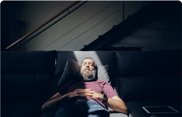 Persona relajada tumbada en una cama